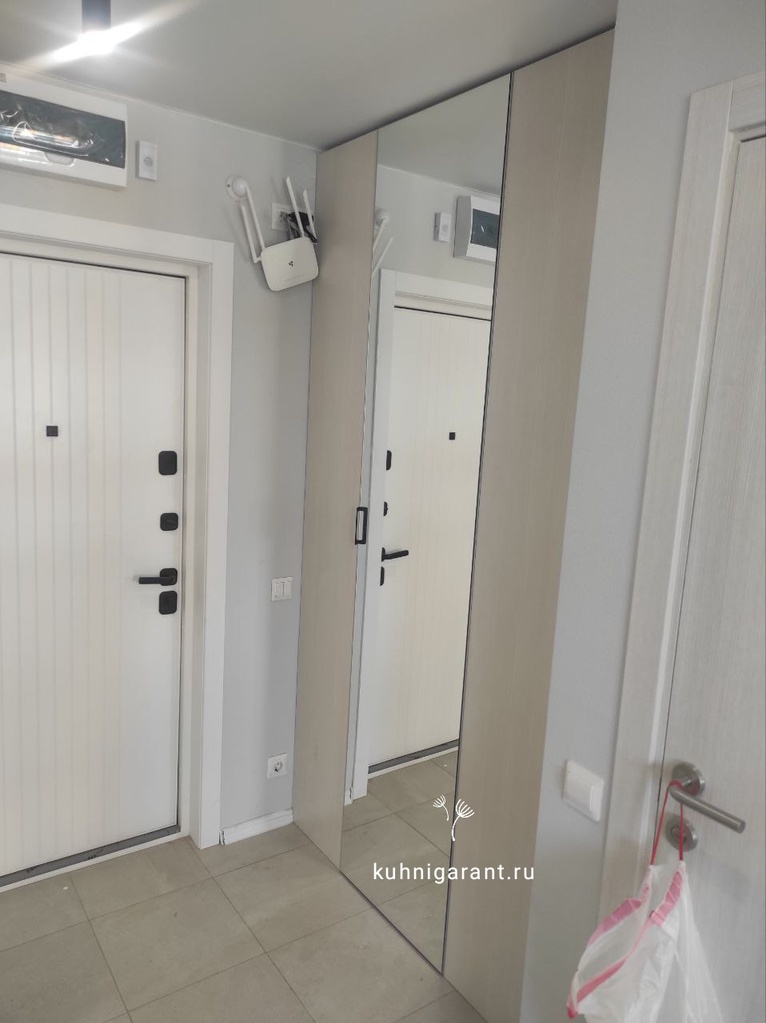 кухня Шкаф с зеркалом в коридор 2